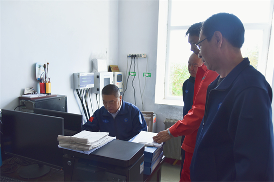 1760083996170284.jpg 泉林公司領(lǐng)導深入一線督導檢查安全防火工作(1).jpg